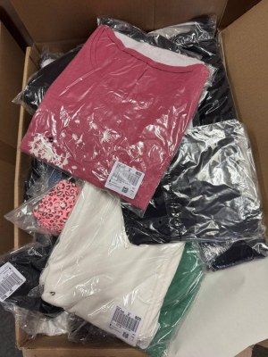 314 € Mix d’été vêtements de marque femmes & hommes, Lot 9 avec 120 pcs, seulement 2,62...