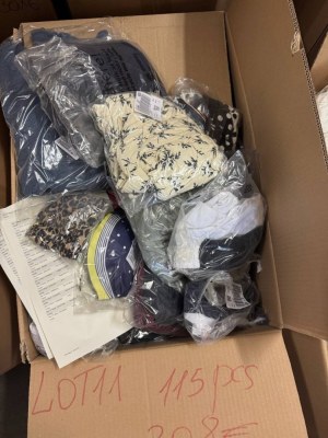 308 € Lot N°11 Mix d’été vêtements de marque femmes & hommes 115 pcs, t-shirts, robes...