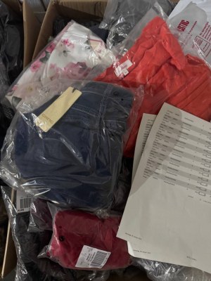 365 € Lot n°125 – 81 pcs vêtements de marque femmes & hommes mix, grandes marques comme...