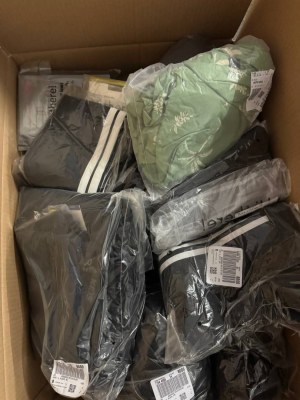 365 € Lot n°126 – 55 pcs vêtements de marque femme & homme mix, valeur retail 3810 €,...