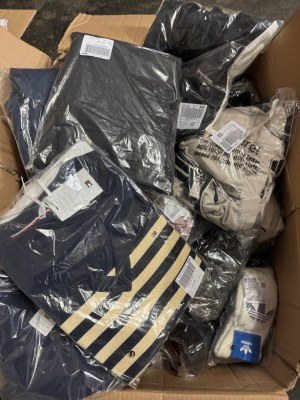 417 € Lot N°128 – 70 pcs vêtements de marque mixte femmes & hommes, prix par pièce 5,96...