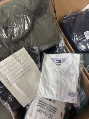 243 € pour 28 pcs – Stock vêtements de marque femmes hommes mix Catégorie A/B/C retours...