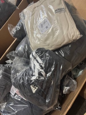 355 € pour 50 pièces de vêtements de marque Mix Femmes & Hommes, grandes marques comme...