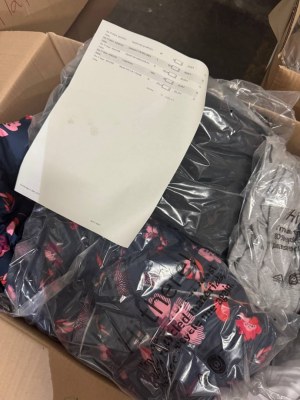 200 € Lot n°134 Vêtements de marque Femme Homme Mix 21 pièces Valeur retail 3810 € seul...