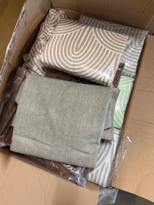 450 € — Stock de textiles de maison mix, lot n° 26 : 90 nouveaux échantillons, peignoir...