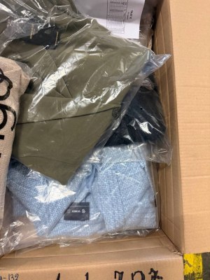 220 € Lot de blazers de marque, vestes, trenchs, vestes en jean et blousons, retours cl...