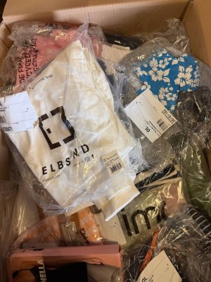 500 € | Mix de t-shirts de marque et manches longues, lot n° 687, 100 pièces, retours...
