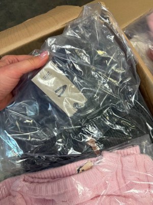 405 € Lot n°108 Mix de pulls de marque, 42 pièces, retours clients A/B/C, marketplaces...