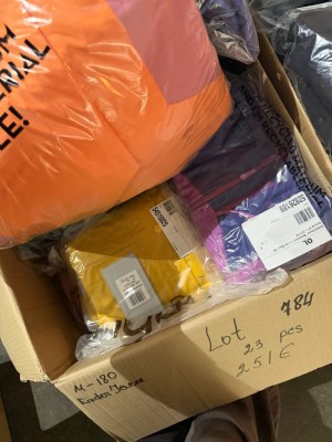 251 € pour 23 vestes enfant de marque, seulement 10,91 €/pièce, catégories A/B/C, valeu...