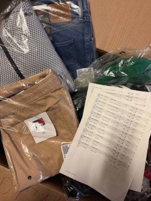 384 € – Vêtements de marque pour femmes et hommes (mix), 59 pièces