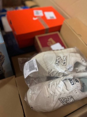 12,50 € par paire – Chaussures de marque en mix A/B/C, palette de 100 paires, grandes...