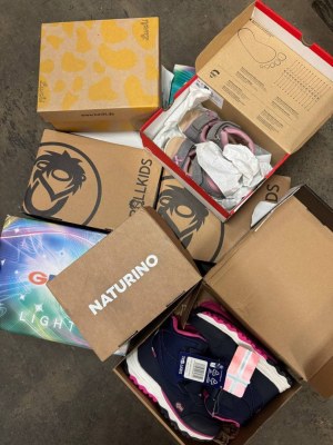 8 € par paire – Lot mixte de chaussures pour enfants de marques (à partir de 50 paires...)