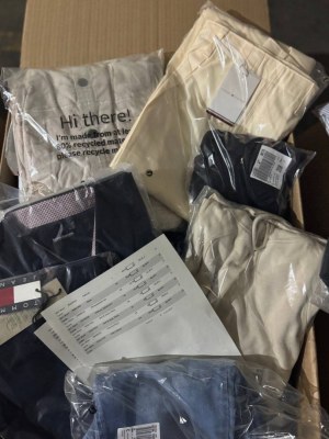 455 € pour 74 pièces – Mix de vêtements de marques pour femmes et hommes, retours clien...