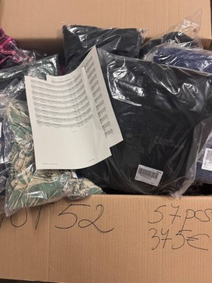 375 € pour 57 pièces de vêtements de marque mixte femme & homme – stock, retours client...