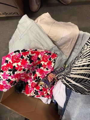 87,50 € par lot – Shorts femme stock mix, 50 pièces neuves sans étiquettes, modèles pou...