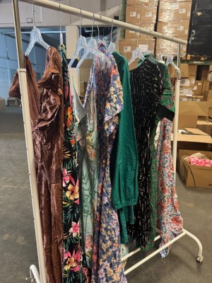 487,50 € par lot – Stock mix de robes pour femmes, 250 pièces neuves sans étiquettes ...