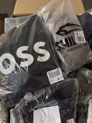 475 € pour un lot de 76 pièces de vêtements de marque pour femmes et hommes (mixte) –...