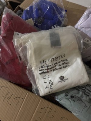 362 € pour 56 pièces – Mix de vêtements de marques pour femmes et hommes, retours clien...