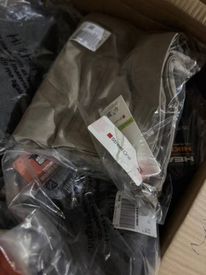 475 € – Vêtements de marque pour femmes et hommes, 77 pièces, mix A-B-C, retours client...