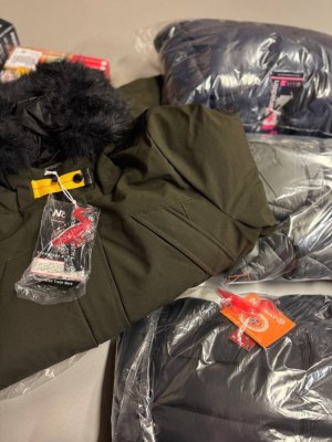 20 € à partir de 200 pièces – Lot de vestes d’hiver homme & femme, marques originales...