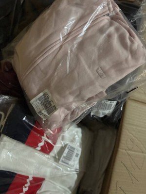 271 € pour 33 pièces – Vêtements de marque pour femmes et hommes (mix), retours clients...