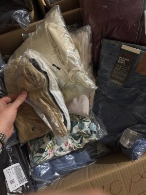 410 € Lot n° 122 – Vêtements de marque mixte femmes & hommes, retours clients A/B/C, ve...