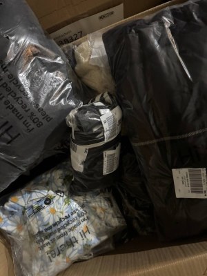 369 € Lot n° 123 – 58 pièces de vêtements de marque femme/homme mix, retours clients,...