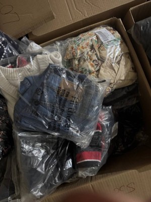 425 € Lot N°124 – 73 pcs vêtements de marque homme/femme mix, grandes marques Nike, Adi...