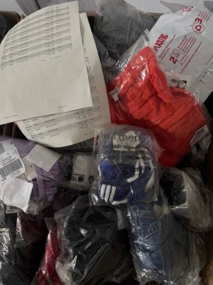 365 € Lot n°125 – 81 pcs vêtements de marque femmes & hommes mix, grandes marques comme...