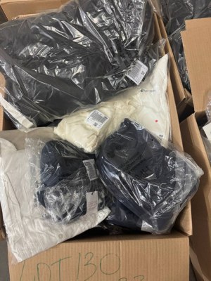 310 € Lot n°130 – 33 pièces Vêtements de marque Femme & Homme Mix, grandes marques Nike...