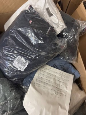 243 € pour 28 pcs – Stock vêtements de marque femmes hommes mix Catégorie A/B/C retours...