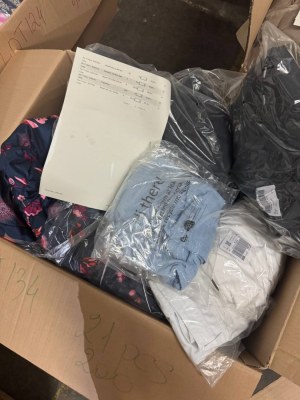 200 € Lot n°134 Vêtements de marque Femme Homme Mix 21 pièces Valeur retail 3810 € seul...