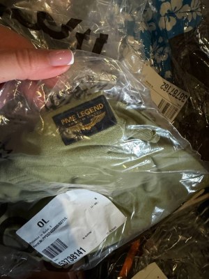 500 € | Mix de t-shirts de marque et manches longues, lot n° 687, 100 pièces, retours...