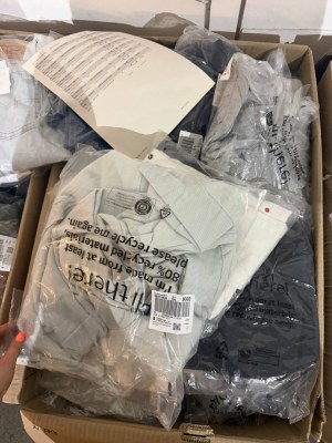 425 € pour 81 articles de marque en lot mixte, seulement 5,25 €/pièce, catégorie A/B/C...