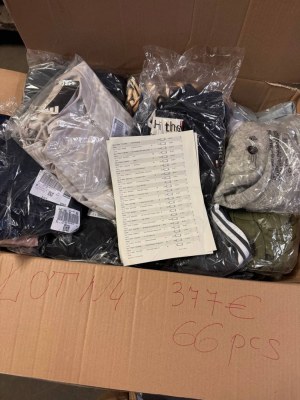 377 € – Vêtements de marque pour femmes et hommes (mix), 66 pièces