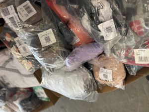 1,50€ par pièce – Lot de soutiens-gorge, tops, culottes, strings, shorts, pyjamas et ma...