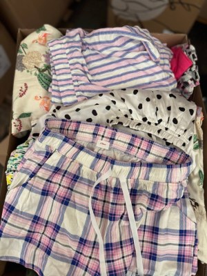 8 €/kg – Lot de pyjamas pour femmes n°1, 236 kg, catégorie A, marques premium comme Sun...