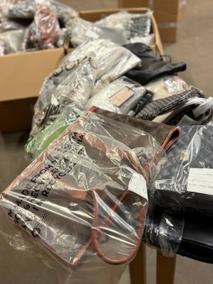 28 € par pièce – Sacs et sacs à dos de marque en lot mixte (50 pièces, retours catégori...)