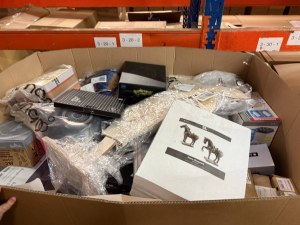 750 € – Palette MIX P11 avec environ 100 articles, électroménager, jouets, meubles, cat...