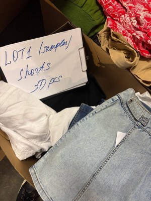 87,50 € par lot – Shorts femme stock mix, 50 pièces neuves sans étiquettes, modèles pou...