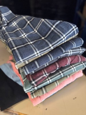 1.038,00 € – Lot de 346 pièces de vêtements homme sans étiquettes : pantalons, chemises...