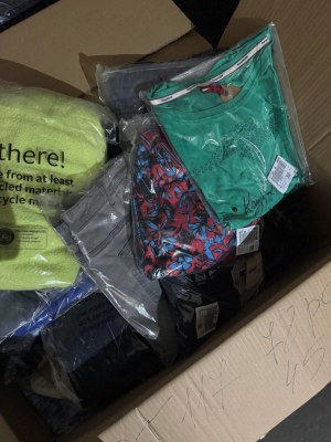 453 € – Lot mixte hommes & femmes, 78 pièces, retours clients A–C, grandes marques comm...