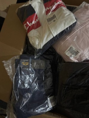 271 € pour 33 pièces – Vêtements de marque pour femmes et hommes (mix), retours clients...