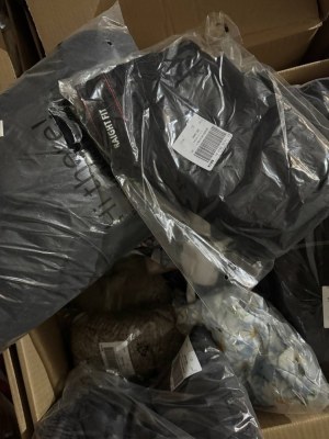 369 € Lot n° 123 – 58 pièces de vêtements de marque femme/homme mix, retours clients,...