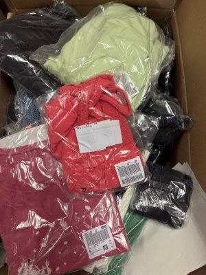 314 € Mix d’été vêtements de marque femmes & hommes, Lot 9 avec 120 pcs, seulement 2,62...