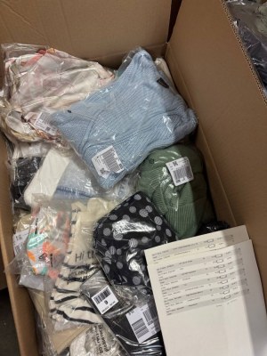 269 € Lot n°10 Mix d’été 104 pcs vêtements de marque femmes & hommes, valeur retail 676...