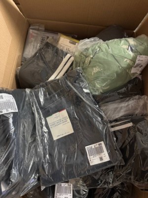 365 € Lot n°126 – 55 pcs vêtements de marque femme & homme mix, valeur retail 3810 €,...