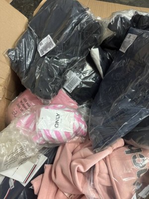 417 € Lot N°128 – 70 pcs vêtements de marque mixte femmes & hommes, prix par pièce 5,96...