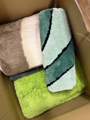 450 € — Stock de textiles de maison mix, lot n° 26 : 90 nouveaux échantillons, peignoir...