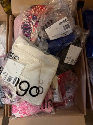 450 € Lot n° 686 Mix de robes de marque pour femmes, 45 pièces, retours clients A/B/C...